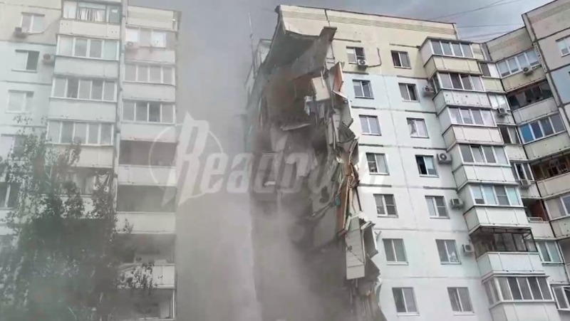 Часть крыши повреждённого обстрелом многоэтажного дома рухнула на спасателей в Белгороде 