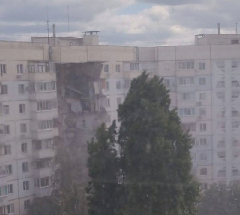Один подъезд многоквартирного дома обрушился в Белгороде после обстрела ВСУ