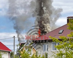 Крыша частного дома загорелась после падения осколков сбитого БПЛА в Белрайоне