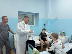 Мэр Губкина навестил пострадавших при атаке украинского дрона детей