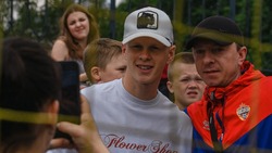 Футболист сборной России Матвей Кисляк посетил турнир юных белгородцев в Старом Осколе