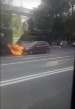На пересечении Мичурина и Богдана Хмельницкого загорелся автомобиль
