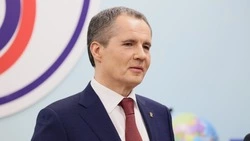 Вячеслав Гладков вместе с сыном поздравил женщин с праздником 