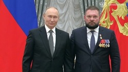 «Служу России»: Владимир Путин вручил золотую звезду «Героя России» военкору Евгению Поддубному