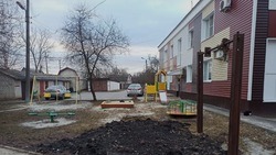 Жительница белгородского села пожаловалась на опасную детскую площадку