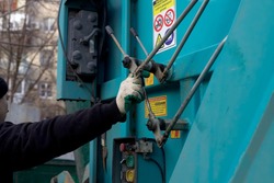 Гладков призвал наказывать компании, которые скидывают мусор в контейнеры жилых домов