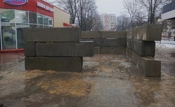«Блоки кривые, крыши нет»: белгородка пожаловалась на укрепление остановки на улице Мичурина