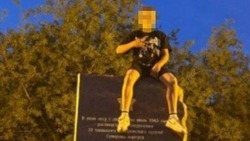 В Старом Осколе подросток залез на памятник участникам ВОВ ради фотографии