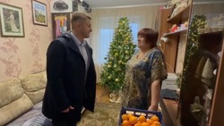 Мэр Белгорода подарил новогодние мандарины жителям отремонтированных после обстрелов домов