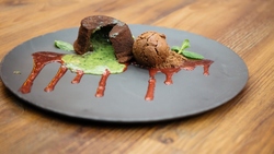 Рецепт шоколадного фондана с кремом ганаш из базилика от ресторанного комплекса «Зима»