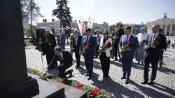 Белгородские власти вместе с внучкой маршала Конева возложили цветы к Вечному огню в День Белгорода