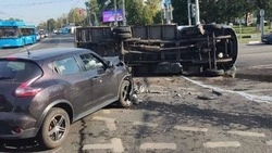 Две легковушки и «ГАЗель» столкнулись на перекрёстке в центре Белгорода