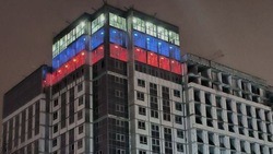 Строящуюся многоэтажку в Белгороде подсветили триколором