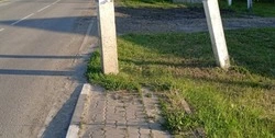 Тротуар уходит в столб: жители белгородской Томаровки пожаловались на странную пешеходную дрожку
