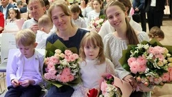 Многодетных белгородок наградили почётным знаком «Материнская слава» в Международный день семей