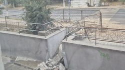 Коммунальщики разрушили подпорную стену и ступени во дворе МКД в Белгороде, но не устранили потоп 
