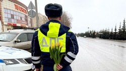 Автоинспекторы тюльпанами встретили белгородок на дорогах 