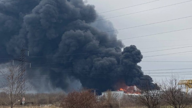 Нападение на нефтебазу. Белгород Нефтебаза удар. Пожар на нефтебазе в Белгороде. Нефтебаза в Белгородской области. Белгород Нефтебаза взрыв.
