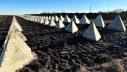 Появились кадры подбитой инженерной машины ВСУ у границ Белгородской области 