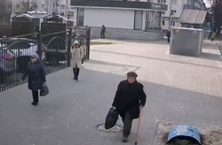 Бабушка-вандал атакует тростью уличные камеры наблюдения в Белгороде