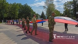 В Белгороде развернули 30-метровый триколор в честь Дня российского флага