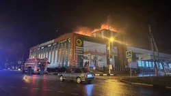 Крыша торгового центра загорелась в Короче после удара беспилотника ВСУ