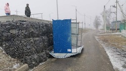 В Белгородской области из-за сильного ветра падают автобусные остановки и дорожные знаки