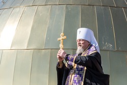 Митрополит Иоанн освятил кресты и купола строящегося на Белой горе храма 