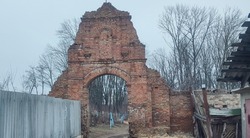 Разрушенные ворота старооскольского кладбища могут пополнить список ОКН Белгородской области 
