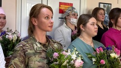 Вячеслав Гладков поздравил сотрудниц военного госпиталя с Международным женским днём 