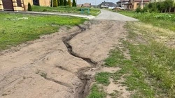 «Пробираемся через грязь»: жители Комсомольского жалуются на отсутствие дороги