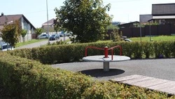 В Строителе ребёнок сорвался с карусели во время опасной игры