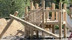 Детскую площадку в природном стиле устанавливают на набережной пляжа «Берега» в Белгороде