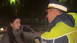 Сотрудники ДПС Белгорода раздали пешеходам светоотражающие брелоки 