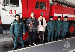 Белгородские спасатели помогли застрявшей на трассе из-за поломки автомобиля семье с собакой