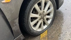 Автоледи повредила колесо в яме на перекрёстке Губкина-Будëнного в Белгороде