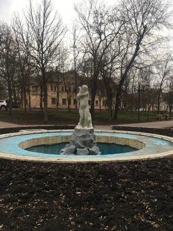 В Белгороде разрисовали  скульптуру «Девочка с гусем»