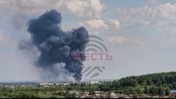 Лакокрасочный завод горит в Шебекине после массированного обстрела города из РСЗО «Град»