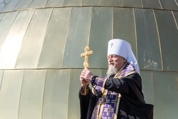 Митрополит Иоанн освятил кресты и купола строящегося на Белой горе храма 