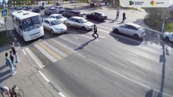 Пытавшийся перейти дорогу на красный свет белгородец устроил аварию и сбежал с места происшествия
