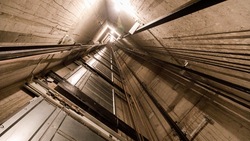 Жильцам 10-этажки в Белгороде пообещали починить сломавшийся лифт не раньше 2024 года
