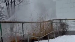 Мощный гейзер забил из трубы в районе школы №39 в Белгороде 