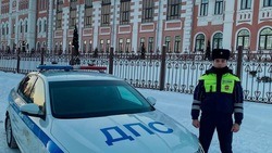 В Белгородской области инспектор не дал замерзнуть матери с ребенком в сломавшейся машине