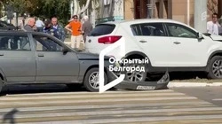 Отечественный «ВАЗ» скинул с дороге корейскую KIA в центре Белгорода 