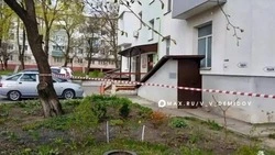 Сильный ветер сорвал балконные рамы в одной из многоэтажек Белгорода