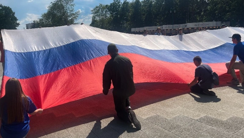 Активисты «Молодой гвардии» развернули многометровый флаг России в Белгороде