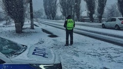 Белгородские автоинспекторы дважды за день помогли застрявшим в снегу автомобилистам