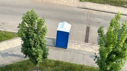 Жителям Новой Жизни в Белгороде поставили биотуалет из-за постоянных отключений воды