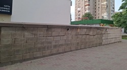 «Выглядит достаточно опасно»: жители Белгорода жалуются на рушащуюся стену на бульваре Юности 