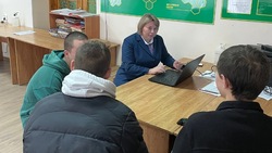 Вячеслав Гладков рассказал о помощи в трудоустройстве покинувшим дома жителям приграничья 